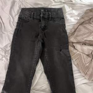 Helt vanliga svarta skinny jeans från LMTD Ibga defekter