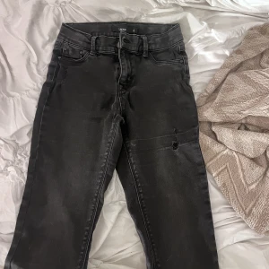 Svarta vanliga skinny jeans - Helt vanliga svarta skinny jeans från LMTD Ibga defekter