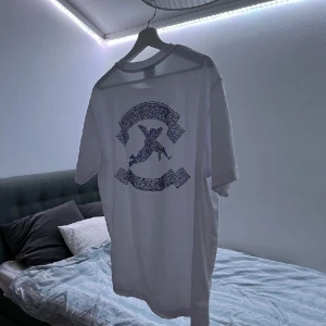 One of one t shirt - Säljer nu min limiter edition t-shirt från one of one som jag köpte som limiter I nyskick med alla diamanter kvar. Limited edition i mystery box förra hösten. Bilder är lånade men skickar egna vid intresse. Storlek S, vid frågor får du gärna höra av dig!💓