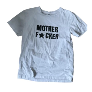 graphic tee mother fucker - hemmagjord graphic tee med tygfärg - texten är lite suddig på nära håll och har mindre färgstänk på ena armen