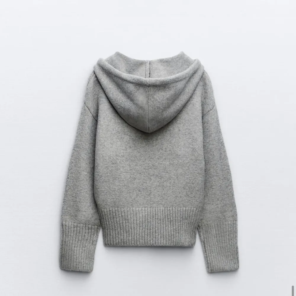 Jäääätte fin hoodie från zara, endast använd en gång. Hör av er angående intresse!😘💗💗 (PS! Originalpris: 499kr). Stickat.