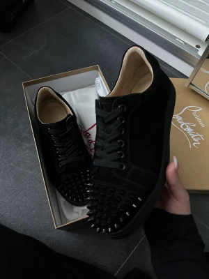 christian louboutin viera spikes - Säljer mina viera spikes Ord pris 6995kr Mitt pris 5000kr Skorna är i bra skick Kvitto och kartong,dustbag,spikes kommer med. Strl 36,5