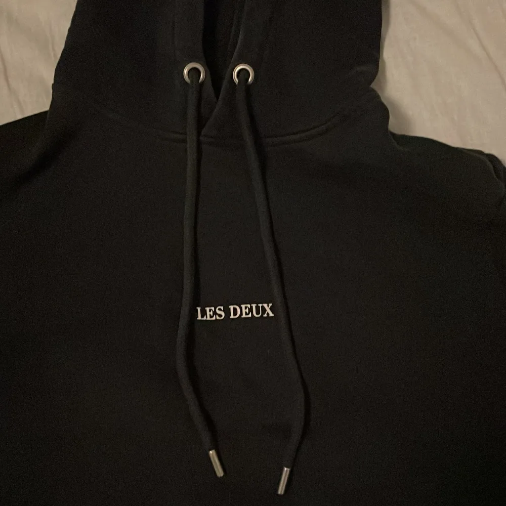 Säljer min les deux hoodie pga att den blivit för liten. Skick på denna är dom nytt, då den bara ä använd fåtal gånger. Detta är en XS men känns mer som en S.. Hoodies.