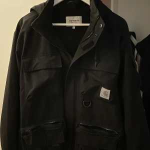 Carhartt jacka - Säljer min carhartt jacka eftersom den inte passar min stil längre. Den är väldigt skön och stoppar regn och blåst utmärkt. Enkelt den bästa jackan jag haft kvalitetsmässigt. Passar bra på M. Den kostar 2500kr nypris.
