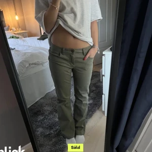 Gröna jeans - Säljer dessa skitfina görna jeans från hollister🩷