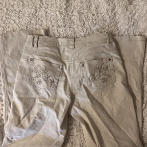 Vintage Cecil Jeans - Säljer dessa feta vita, vintage cecil jeans i stilen Darla med as snygga tryck på bakfickorna. De är aldrig använda av mig och är som gott som nyskick. Säljs då de inte passar mig längre. 💕