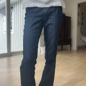 Midwaist utsvängda jeans i storlek 32.