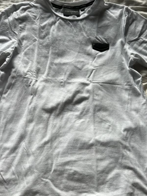 Supply And Demand T-shirt - Inte använd mer en 3 gånger. Ganska tight tröja för att vara L