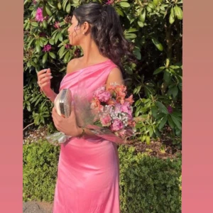 Bal Klänning  - Säljer denna SUPERFINA balklänning/festklänning i rosa (storlek S). Använt bara vid två tillfällen. Verkligen super fin. Köptes förra året! Kontakta mig för fler bilder 💕 priset kan diskuteras :)
