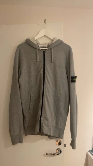 Stone island zip  - Skick 9/10  stolek L Nypris 3500 ish  Inga defekter 
