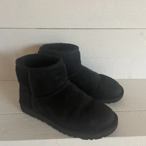 Uggs, Classic Mini II Black - Supersköna skor att ha till vintern! Dem är använda en säsong, men är i väldigt bra skick. Nypriset låg på 2000kr🤩
