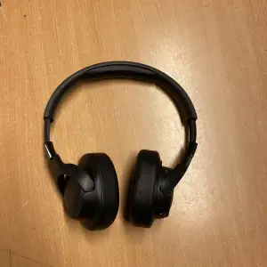 Hej jag säljer JBL hörlurar som köptes för 900 kr ifrån netonnet. Dom har används i ca 3 månader.