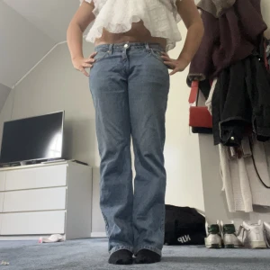 Lågmidjade jeans  - Super snygga Lågmidjade jeans som tyvärr blivit för små för mig. 