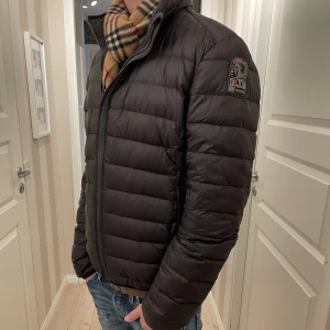 Parajumper reversibel jacket - Tjena! Säljer en sjukt snygg vinter/höst jacka från parajumper. Jackan går att vända ut o in beroende på hur du vill ha den, skick: 7/10 (finns en lagning bild 3) Äkthets bevis osv finns självklart! nypris: 5000 mitt pris: 999 