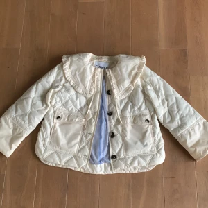 Ganni vit quiltad jacka  - Bra skit. Praktisk och varm. 