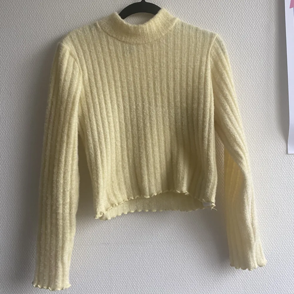 Jättefin gul tröja från Gina!! Toppenskick💛🌻. Tröjor & Koftor.