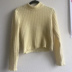 Gul tröja  - Jättefin gul tröja från Gina!! Toppenskick💛🌻