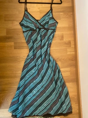 90s klänning - Söt enkel klänning med paljetter!! Skriv vid fler frågor🩷