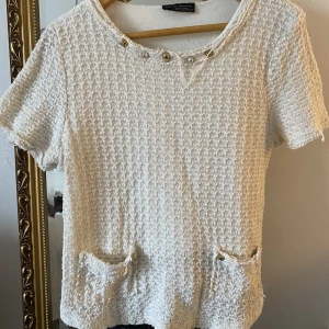 Ass cool tröja - Ass snygg tröja från zara med fickor och nitar. Det saknas en nit på den andra fickan! 