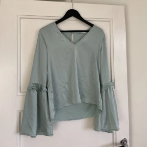 Blus från NAKD - Säljer denna superfina blus från NAKD, köparen står för frakten 💙DM för flera bilder! 