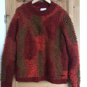 Superskön och fin stickad tröja som passar perfekt till hösten med sin röda färg😍 Storlek L men passar snarare storlek M