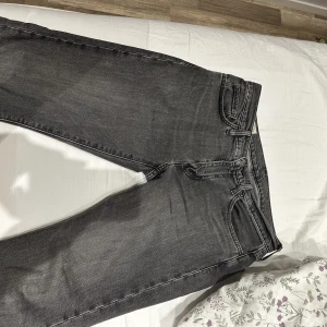 Jeans - Tjena! Säljer mina Levis jeans då dom va lite för små för mig så knappt använda!  W29 L30