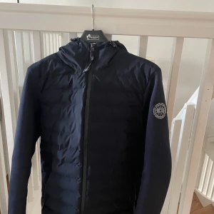 Canada goose cardigan - Den sitter som en moncler cardigan  