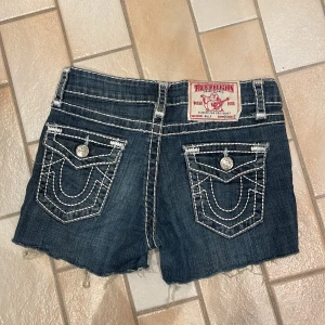 True religion shorts  - Shorts från true religion, tror det är avklippta jeans! Står strl 25. Midjemått 72cm shortsens längd 27cm