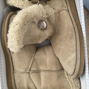 Beige uggs.  - Minns ej vart dessa är köpta. Väldigt varma och sköna! Vattentäta. 🤍