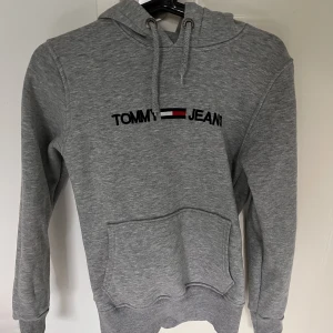 Tommy Hilfiger hoodie  - Grå Tommy Hilfiger hoodie i storlek S🤍 Väldigt bra skick, använd lite 