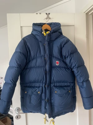 Fjällrävenjacka  - Hej! Jag säljer nu min marinblåa fjällräven jacka i storlek xxs, skulle dock säga att den passar en s/m då den är väldigt stor i storleken. Den är använd men i bra skick och har inga defekter. Hör av dig om du har några frågor:)