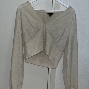 Beige blus - Säljer denna jättefina blusen från monki. Säljer då den aldrig har kommit till användning. Heli oanvänd i nyskick. I storlek m men passar även s/L Skriv om du har några funderingar🤍🤍🤍💕💕💗💗💗