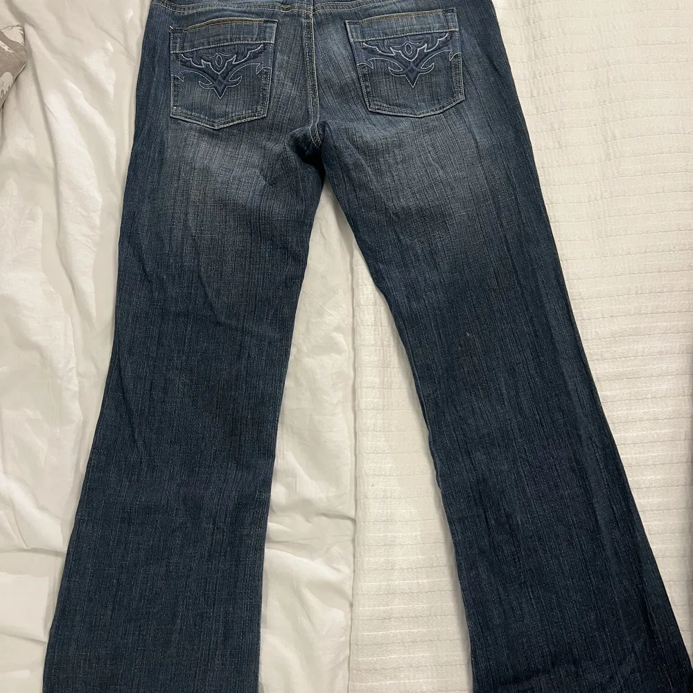 Lågmidjade bootcut jeans från Dkny, vintage. Finns fler bilder på om någon är intresserad, strl 27R. Säljer för 340kr + frakt . Jeans & Byxor.
