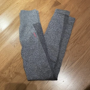 Gymshark leggings - Säljer ett par nya oanvända gymshark leggings som tyvärr är defekta (därav priset) samt för små för mig. På bild två ser man ett litet streck bredvid mittlinjen på byxorna. Se mina andra par till salu för jämförelse mot ett par som är hela🫶