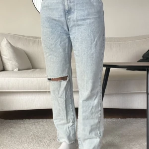 Perfect jeans  - Blå/grå jeans från Gina tricot i storlek 44 som är insydda i midjan, se sista bilden. Går att sprätta upp tillbaka. Sparsamt använda.