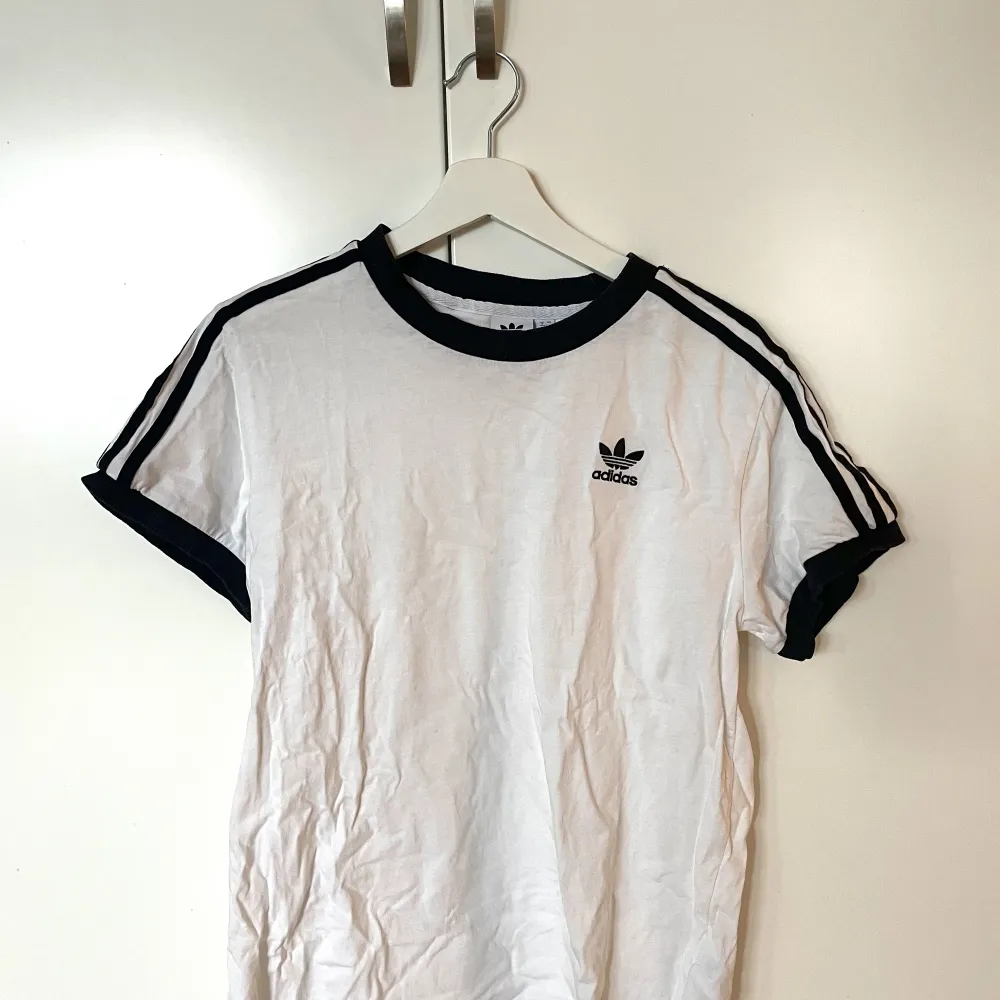 Svart och vit t-shirt från Adidas! Är i bra skick! Skriv för fler bilder 🤍. T-shirts.