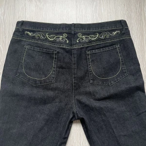 Bootcut jeans - Unika 2000-tals jeans med coola dejtaljer i limegrönt. Dom är små i storleken enligt mig. Dom är 42 men jag tycker mer dom är 38-40/M. Jag är 170cm lång för referens. Midjemått: 84cm. Skriv privat om ni har frågor eller för fler bilder💕