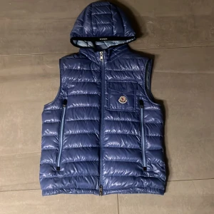 Moncler väst - En otroligt fin moncler väst i perfekt skick, inga skråmor, köparbevis i mitt namn finns så hör av er vid intresse, nypris strax under 9000