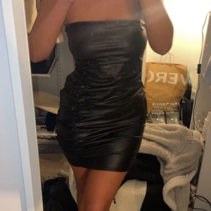 Skinnklänning - Säljer den här klänningen i skinnimitation storlek S. Oanvänd, prislappen kvar så endast testad💖100kr