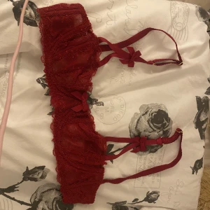 Röd behå  - Röd behå - aldrig använt. Xs 70b