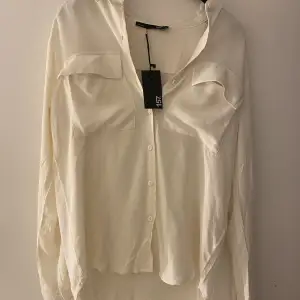 Linneskjorta i nyskick helt oanvänd, säljer för 100+frakt i stolek xs🫶🏻 finns knappar så man kan välja hur den ska sitta, kom privat för mer bilder osv 