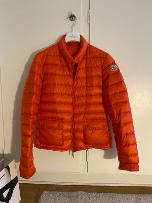 Moncler st 2, 36 - Mycket fin Moncler ”Lans”, st 2, motsvarar st 36, liten 38.  Mycket fint skick, inga spår av användning.  Äkta! Mycket varm och mjuk, perfekt till vintern under tjockare jacka alt som ”ytterjacka” vid plusgrader och på sommarkvällar etc. 