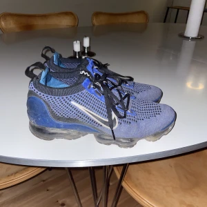Vapormax 2021 (tror jag) - Använda ganska mycket men dom ser fortfarande bra ut, passar inte mig längre och har inte använt dem på att bra tag, jag kan också rengöra dem lite innan jag säljer dem