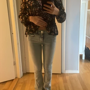 Jeans - Säljer de här jättefina ljusblåa Jensen från bik bok.