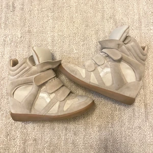 Isabel marant skor bekett 💋 - Världens finaste isabel marant skor med kilklack i modellen bekett!!⚡️ Älskar de men de är tyvärr lite försmå för mig 💔 Bra skick, köpta secondhand (några jättesmå skavanker men inget man tänker på)💋💋 storlek 39 men passar bättre på 38