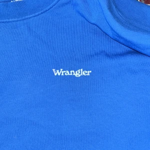 wrangler sweatshirt - En superfin blå sweatshirt som jag inte använt alls! Fick den av min syster för något år sen och inte använt den. Sitter perfekt på mig som är strlk S