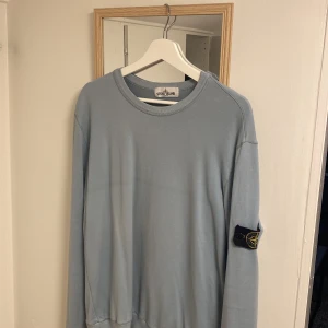 Stone island tröja - säljer denna assköna stone island tröjan nu för den inte kommer så mycket till användning längre, den e köpt för jävligt länge sen men inte sönder nånstans och inga fläckar som inte går bort, kom med era priser