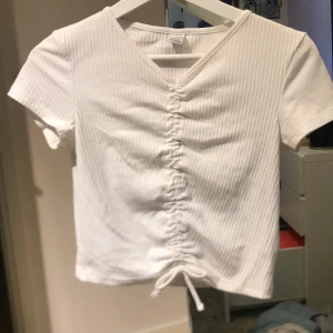 Topp/blus - En fin vit topp/ blus i nyskick 