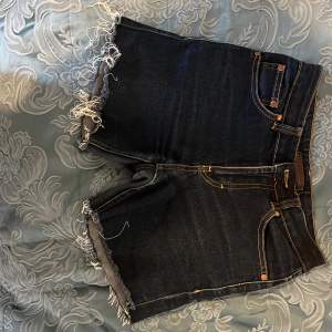 ”Perfekt jeans” storlek 24 från Gina tricot 