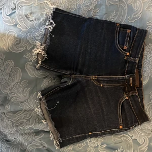 Shorts - ”Perfekt jeans” storlek 24 från Gina tricot 